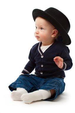büyük siyah şapkalı küçük çocuk