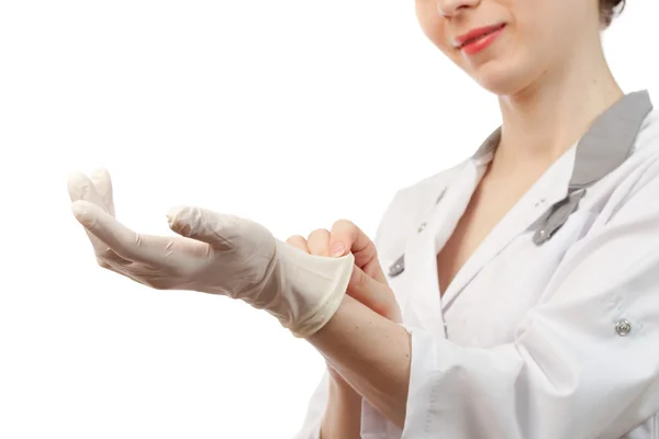 Медсестра надевает стерильные перчатки — стоковое фото