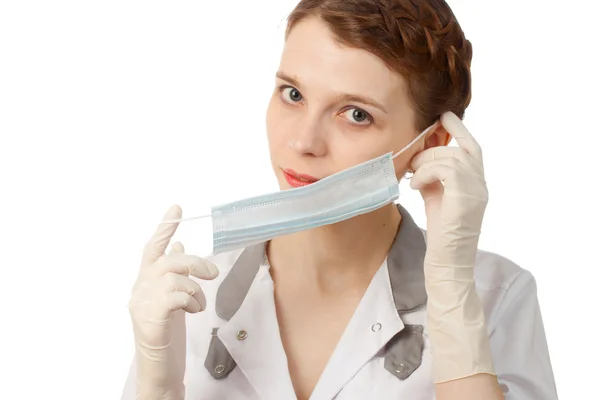 Sjuksköterska att sätta på medicinska mask — Stockfoto