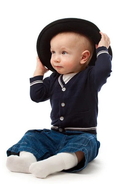 Malý kluk s velkým černým kloboukem — Stock fotografie