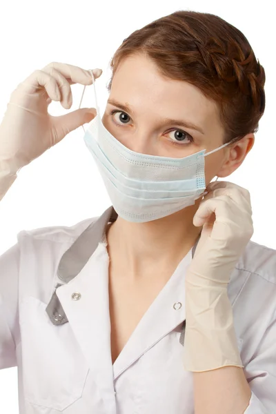 Hemşire tıbbi maske üzerine koyarak — Stok fotoğraf
