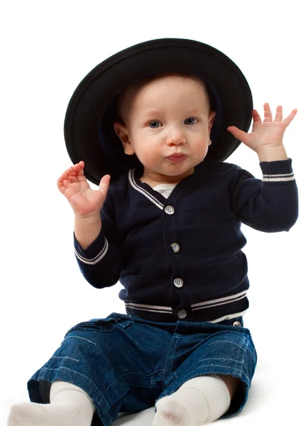 Kleine jongen met grote zwarte hoed — Stockfoto