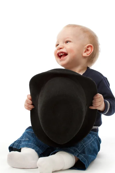Büyük siyah şapkalı küçük çocuk — Stok fotoğraf