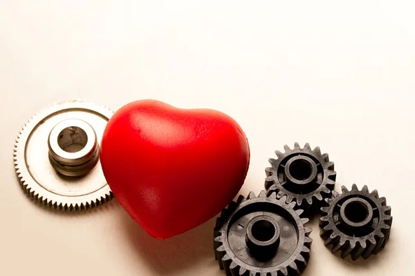 Mechanische ratelsleutels en rood hart — Stockfoto