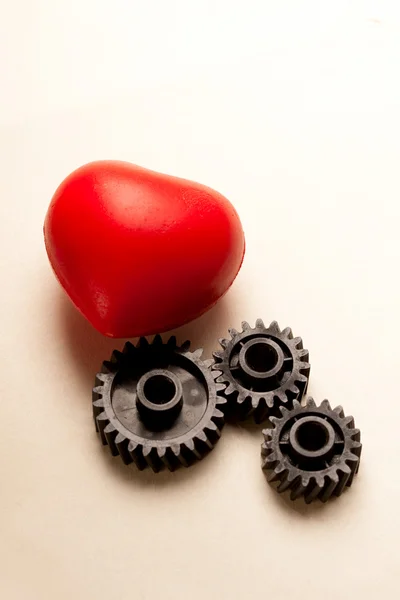 Механические трещинки и красное сердце — стоковое фото