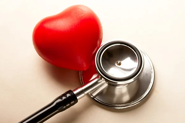 Stetoskooppi ja punainen sydän — kuvapankkivalokuva