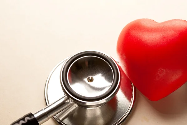 Serce stetoskop i czerwony — Zdjęcie stockowe