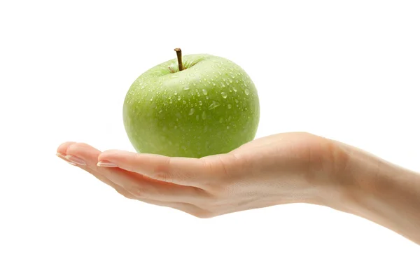 Mano femenina con una manzana — Foto de Stock