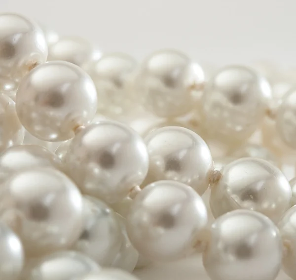 Cuerda de perlas en blanco — Foto de Stock