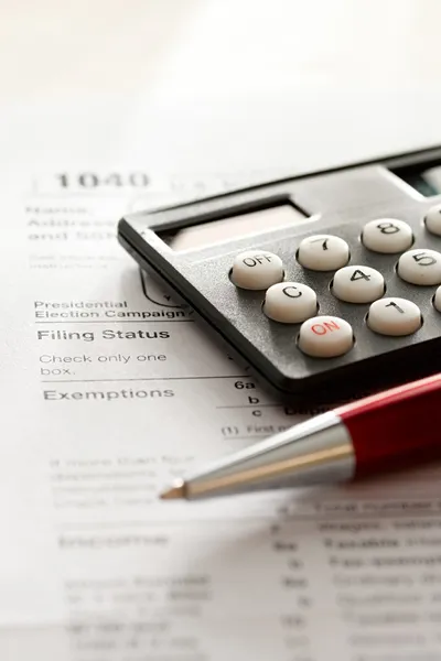 Formulář daňového přiznání, červené pero a Kalkulačka — Stock fotografie