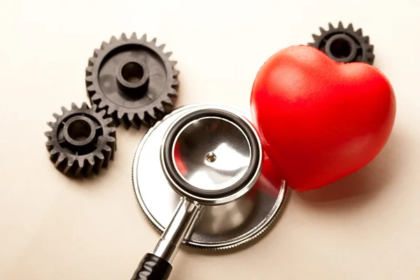 Mekaaniset räikät, stetoskooppi ja punainen sydän — kuvapankkivalokuva