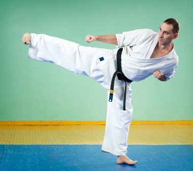 kimono içinde karate ustası