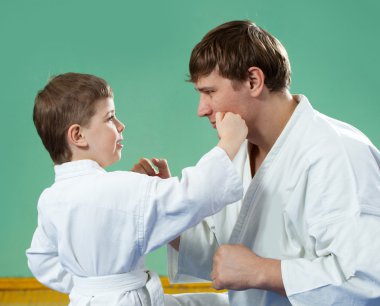 karate ustası genç öğrencisi ile