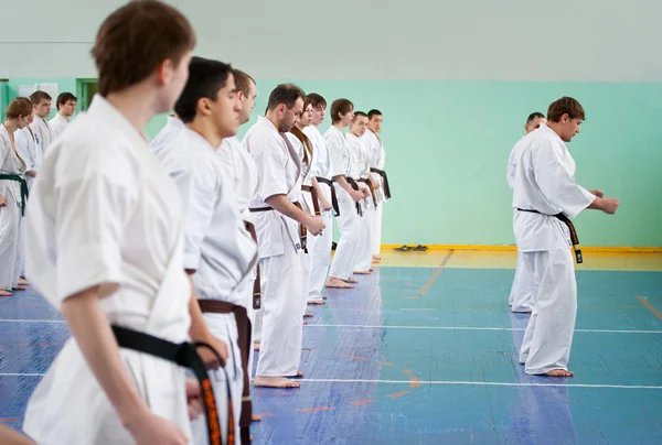 Master karate gives a lesson to his pupils — Stock Photo, Image