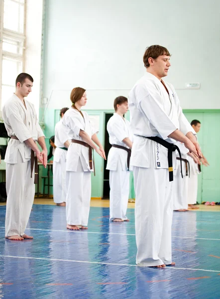 Maestro karate dà una lezione ai suoi allievi — Foto Stock