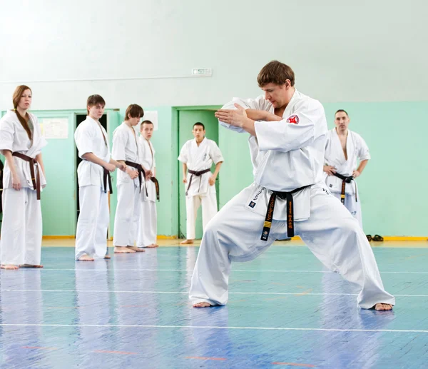 Mistrz karate daje lekcję do jego uczniów — Zdjęcie stockowe