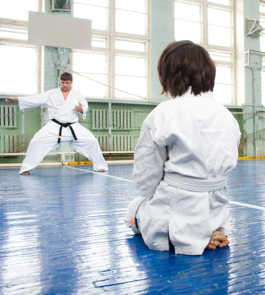 Yetişkinler ve çocuklar için karate okulunda ders — Stok fotoğraf
