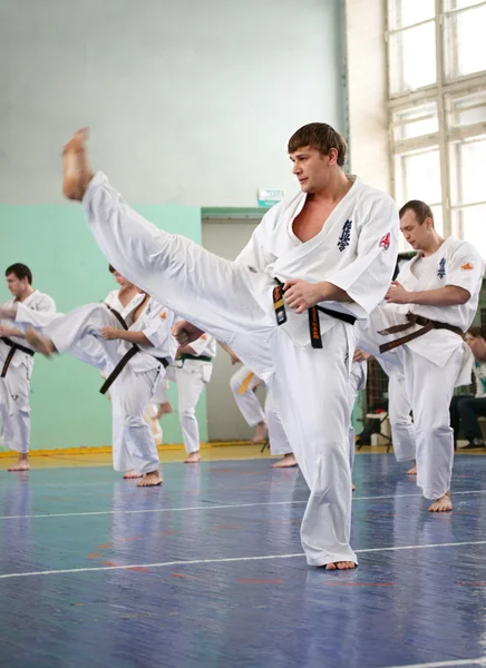Maestro karate da una lección a sus alumnos — Foto de Stock