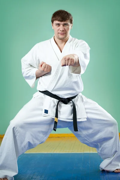 Kimono içinde karate ustası — Stok fotoğraf