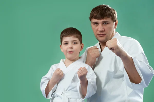 Maestro de karate con su joven estudiante —  Fotos de Stock