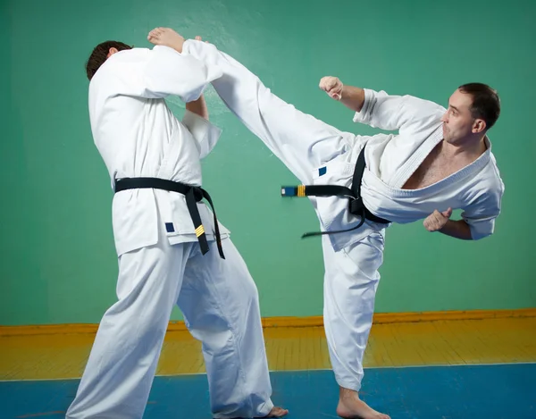 Karate-Kämpfer im Einsatz — Stockfoto