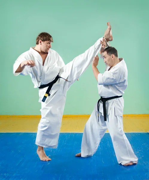 Karate fighters i aktion — Stockfoto