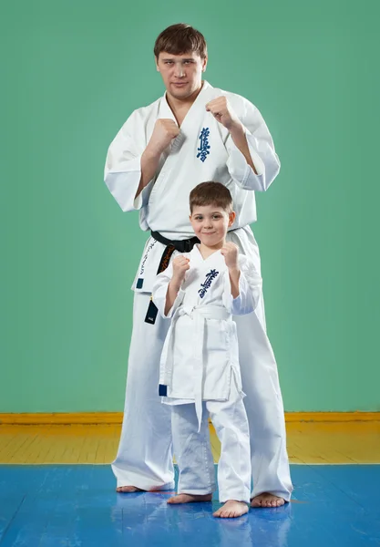 Mestre de karatê com seu jovem estudante — Fotografia de Stock