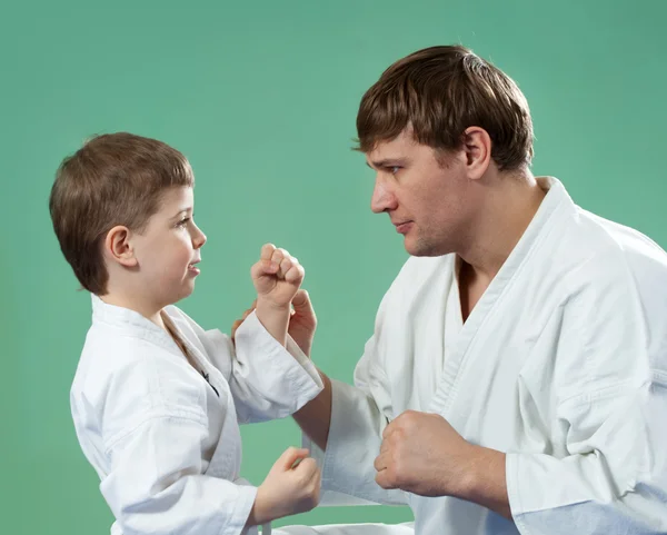 Maestro di karate con il suo giovane studente — Foto Stock