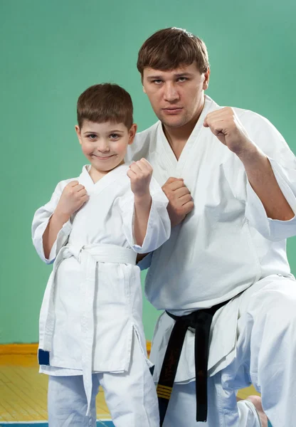 Karate mistrz z jego młody student — Zdjęcie stockowe