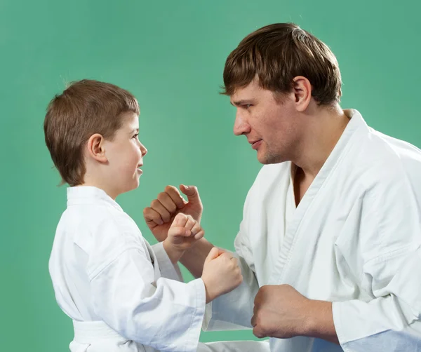 Mistra karate s jeho mladý student — Stock fotografie
