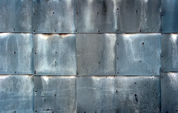 Uma parede coberta com chapa metálica . — Fotografia de Stock