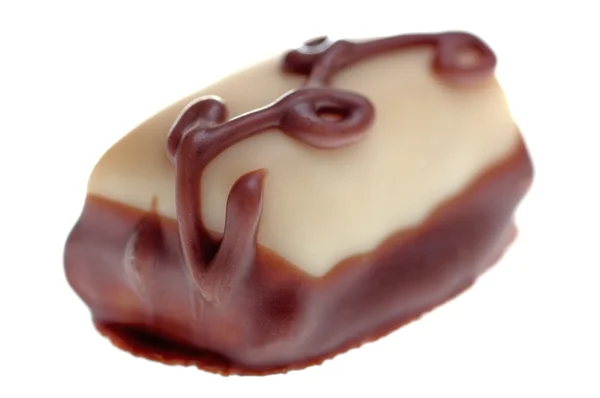 Praline de ciocolată pe un fundal alb . — Fotografie, imagine de stoc