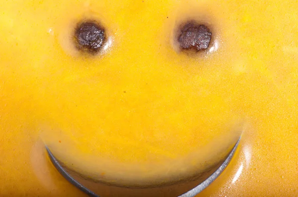 Glimlach die op de plantaardige soep formulieren. het bestaat uit twee ballen met piment en soep lepel. — Stockfoto