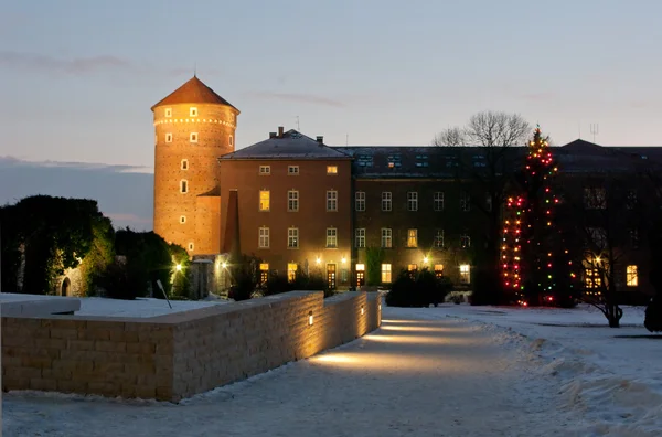 Kışın alacakaranlıkta Wawel Kalesi. — Stok fotoğraf