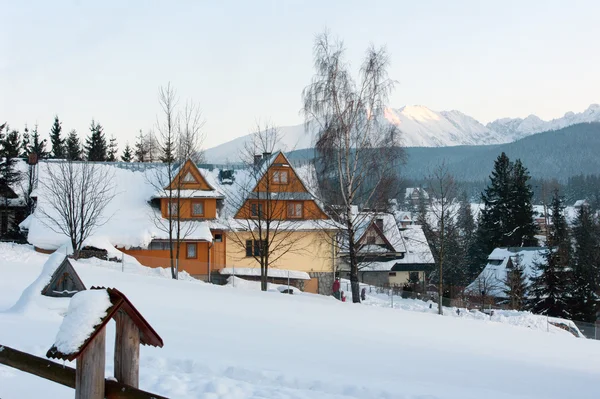 Highland huts in the mountains in winter. — Stock Photo, Image