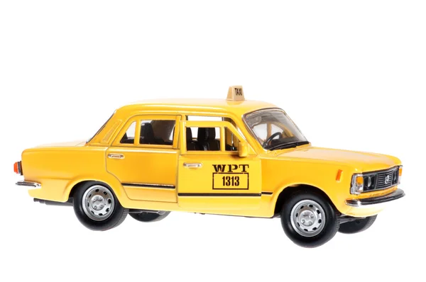 O táxi amarelo velho Fiat 125p com a porta aberta . — Fotografia de Stock