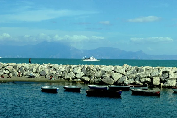 Bouts vicino al molo di Napoli — Foto Stock