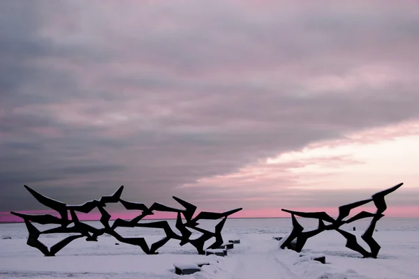Winterlandschap met een monument van zwaluwen — Stockfoto