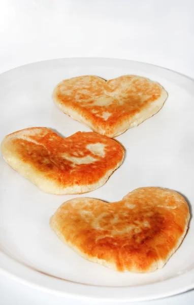 Sýrové palačinky v srdcích formuláře. Láska — Stock fotografie