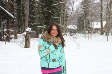 Kış siyah saçlı güzel kadın