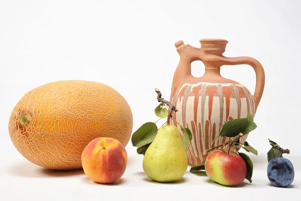 Melon-, frukt- och keramiska tillbringare — Stockfoto