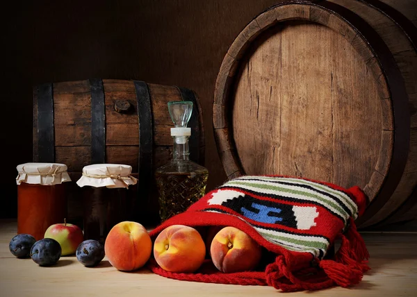 Holzfass, Marmelade und Obst — Stockfoto