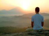 Meditation bei Sonnenaufgang