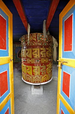 renkli buddist dua tekerlekleri