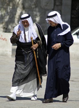 eski Arap erkekler yürüyüş ve sokak konuşuyor