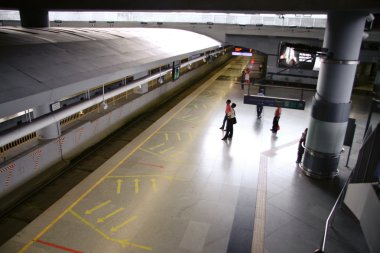 Delhi metro yolcuları