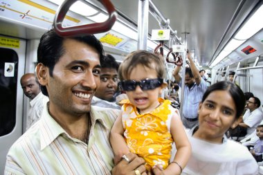 Delhi metro yolcuları