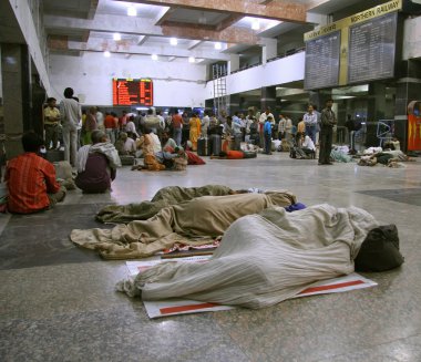 Tren İstasyonu, delhi, Hindistan bekleyen