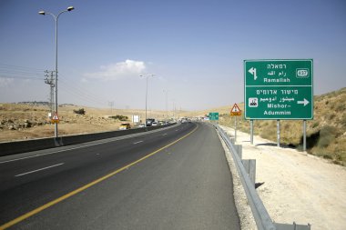 Ölü Deniz Bölgesi aşağı gidiş yol levhası