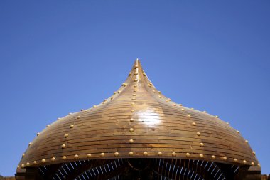 Mavi gökyüzü, sinai, Mısır İslami tarzı ahşap kubbe yapısına